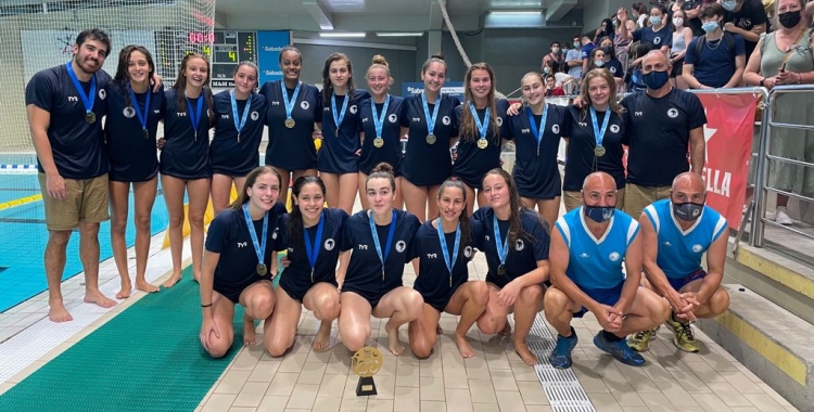 Imatge de les campiones amb el trofeu | Pau Vituri